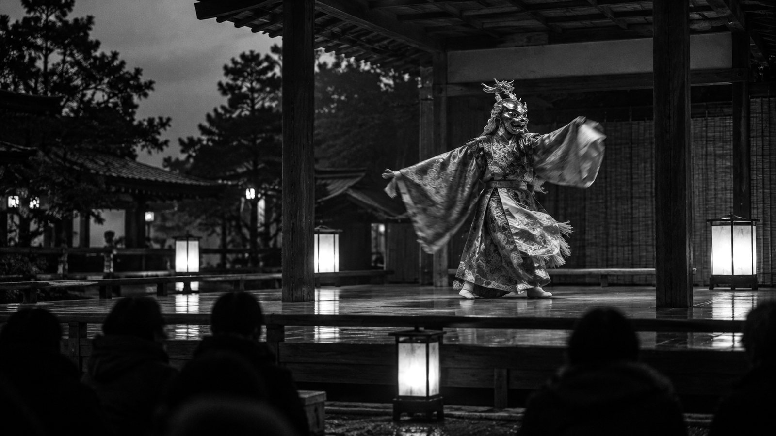 夕暮れの舞台で、龍をいただく面をつけて舞う舞楽の舞人（イメージ）